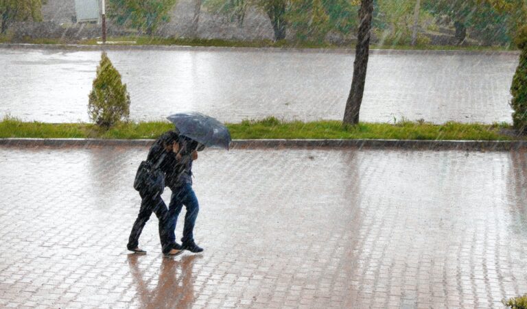 Φθινοπωρινό σκηνικό με αρκετές μπόρες, πρόσκαιρη βελτίωση Τρίτη-Τετάρτη