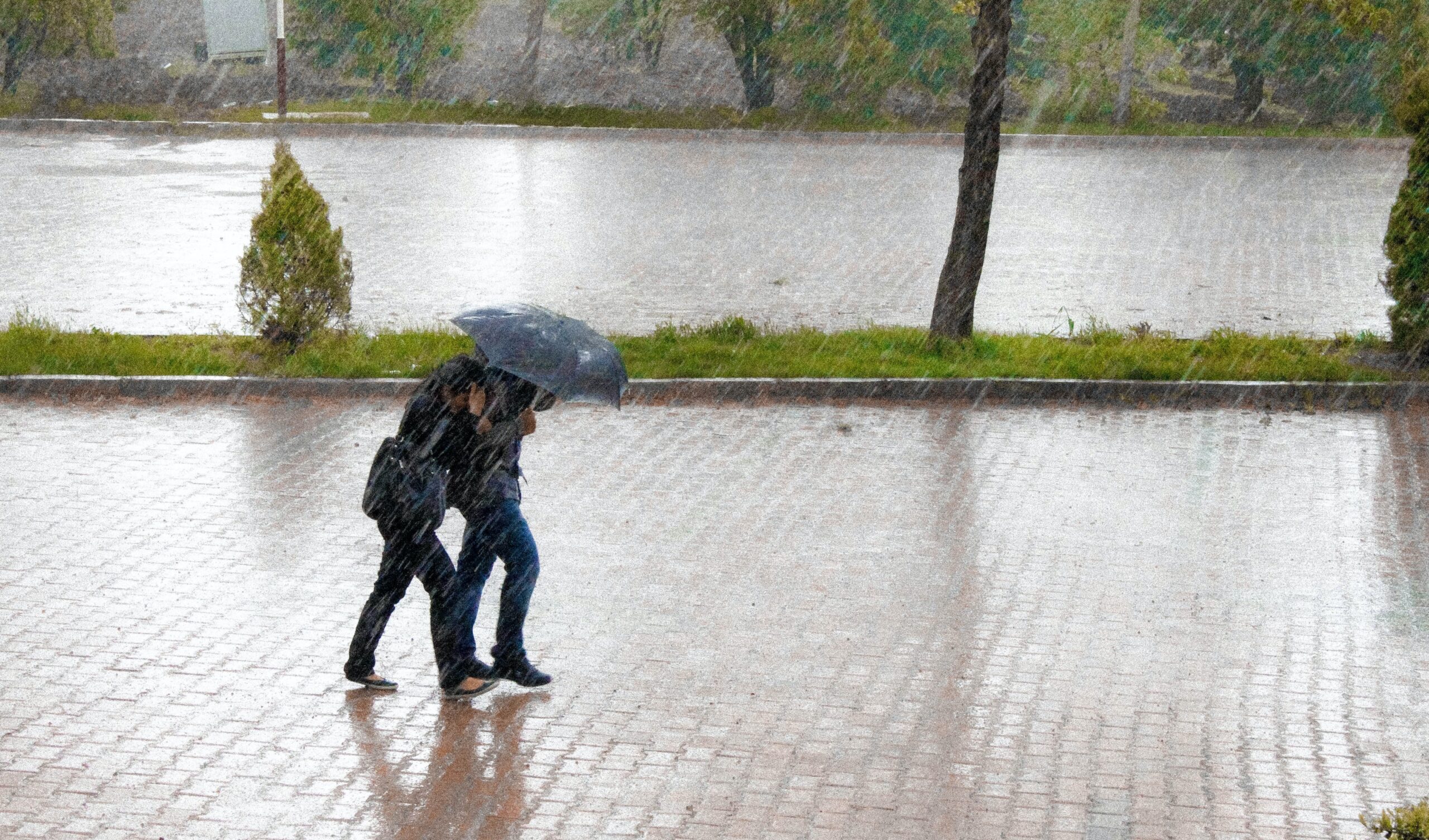 Φθινοπωρινό σκηνικό με αρκετές μπόρες, πρόσκαιρη βελτίωση Τρίτη-Τετάρτη