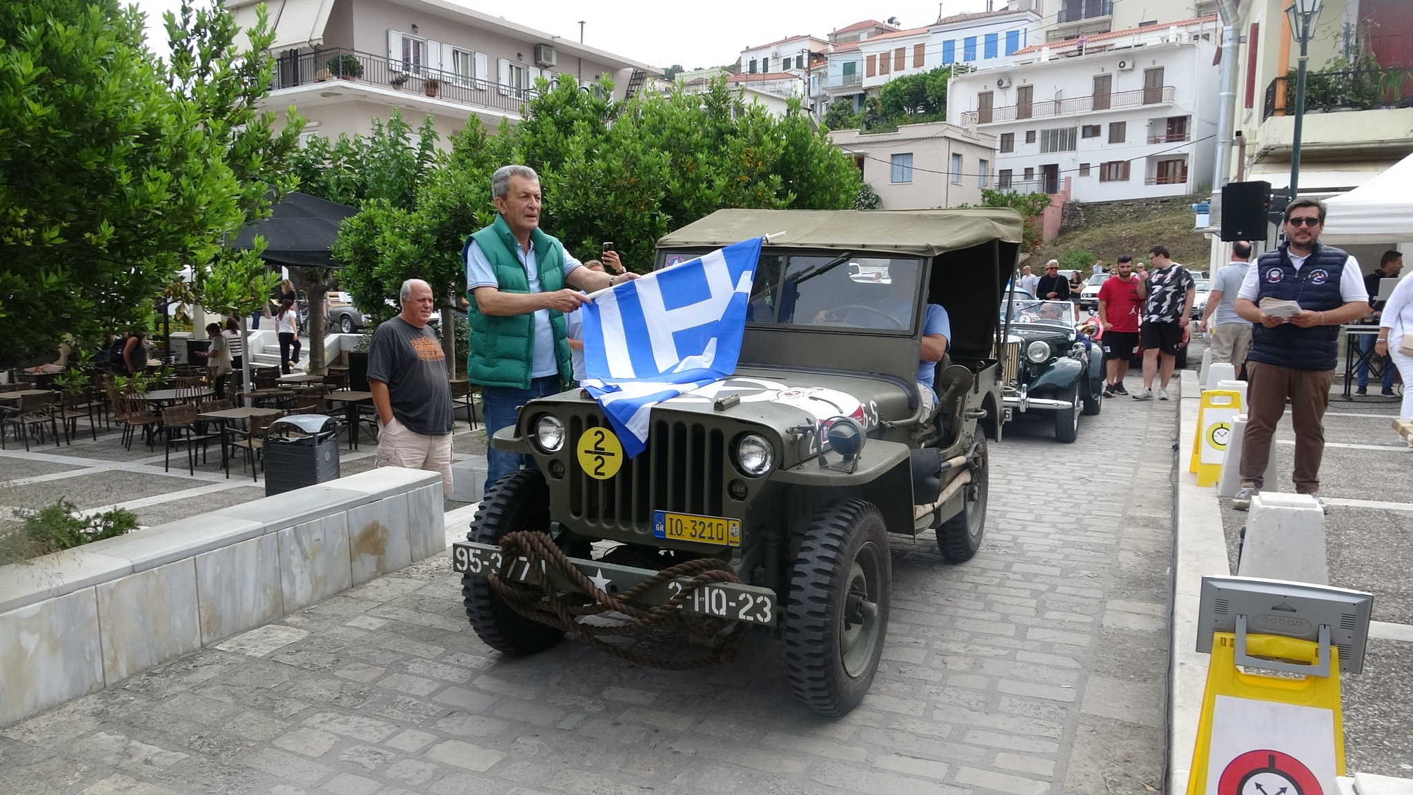 Γέμισε με αυτοκίνητα που έγραψαν ιστορία το νησί της Σάμου