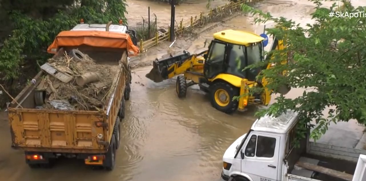 Πλημμύρες στη Θεσσαλονίκη – Υπερχείλισε ρέμα στον δήμο Παύλου Μελά
