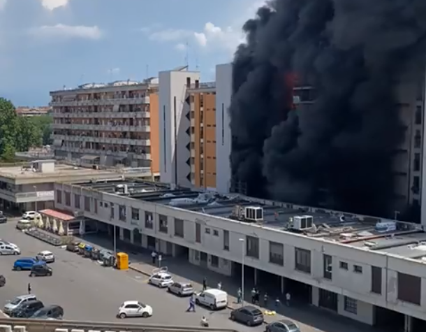 Ρώμη: Στις φλόγες επταώροφο κτήριο – Πληροφορίες για τουλάχιστον ένα νεκρό και 17 τραυματίες (video)