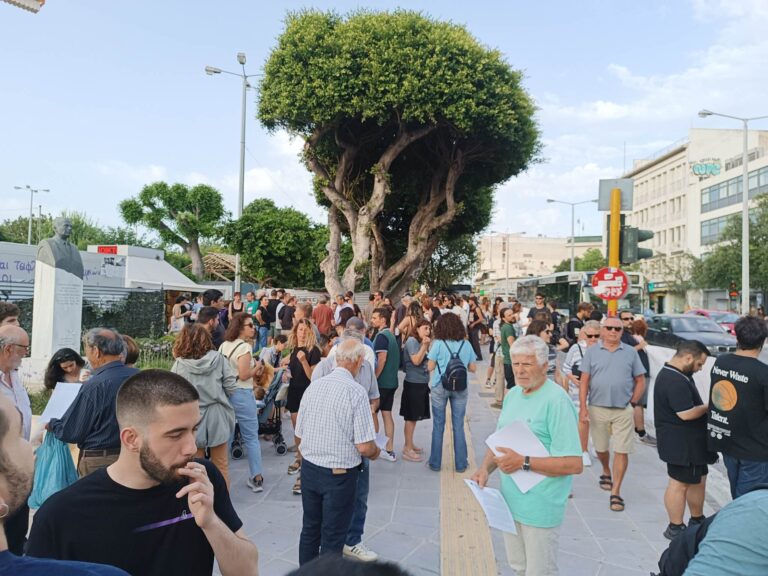 Πορεία στα Χανιά για την τραγωδία στα ανοιχτά της Πύλου – Επεισόδιο στο εκλογικό περίπτερο της Ν.Δ. (βίντεο)