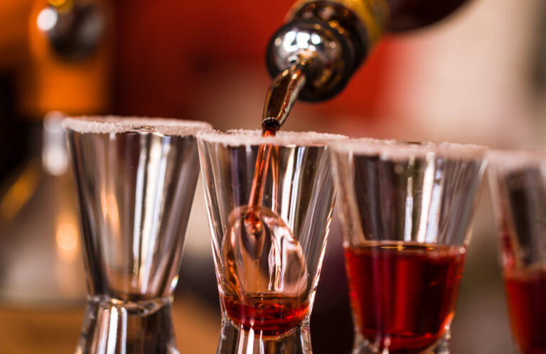 Μελέτη: Οι επιρρεπείς στο αλκοόλ δεν «χειρίζονται το ποτό τους»