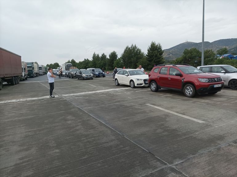 Δεκάδες αυτοκίνητα ακινητοποιημένα στα διόδια Μακρυχωρίου – Έκλεισε η σήραγγα Τ1 λόγω ατυχήματος