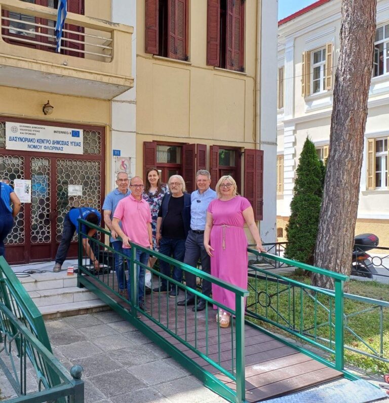 Φλώρινα: Τοποθέτηση ράμπας αναπήρων στο κτίριο της πρώην Νομαρχίας