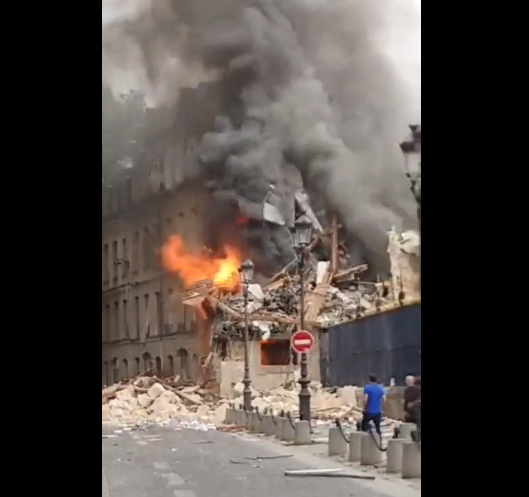 Ισχυρή έκρηξη στο Παρίσι από διαρροή αερίου – Στις φλόγες κτίρια