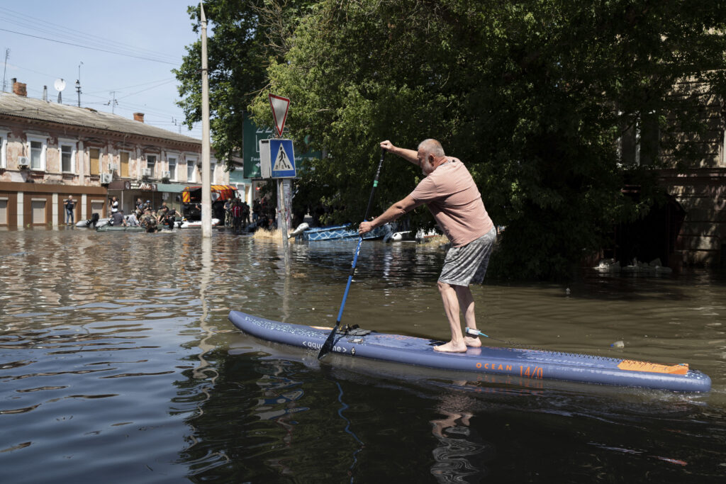 Φράγμα Καχόφκα: Εικόνες καταστροφής από τις πλημμυρισμένες περιοχές