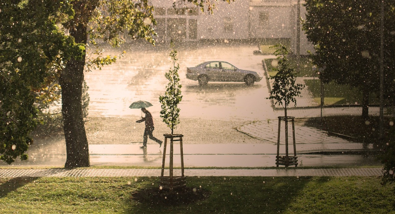 Βροχές, καταιγίδες και χαλάζι αναμένονται σήμερα στη χώρα – Έντονη βροχόπτωση τώρα στα βόρεια της Αττικής