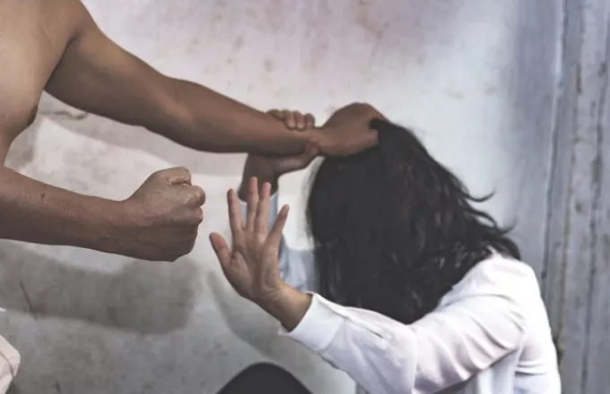 Ηράκλειο: Έδειρε την σύζυγό του στην αίθουσα αναμονής του αεροδρομίου – Οδηγήθηκε στο αυτόφωρο