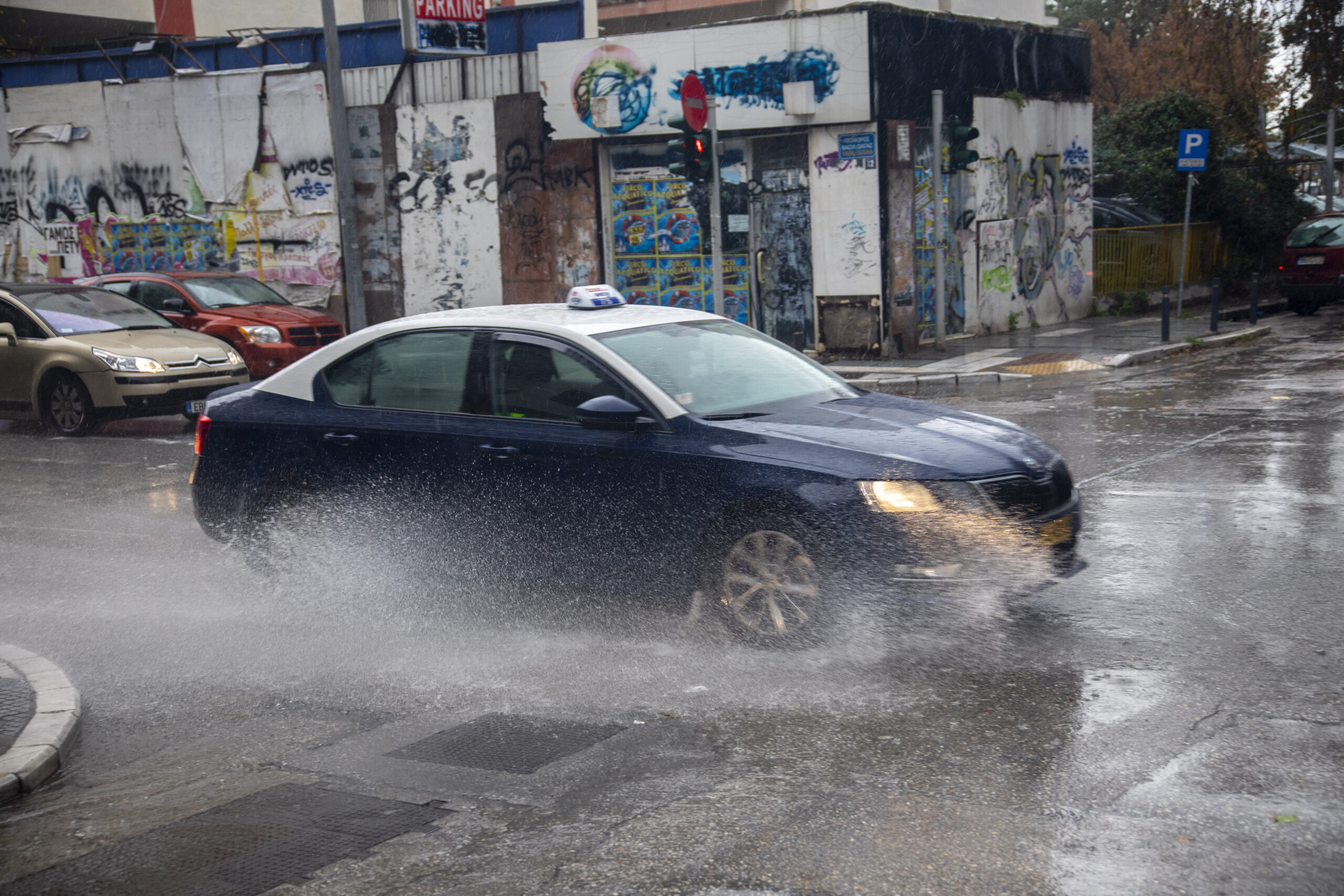Έντονη βροχόπτωση στη Θεσσαλονίκη – Πλημμύρισαν δρόμοι απ’ τις μεγάλες ποσότητες νερού