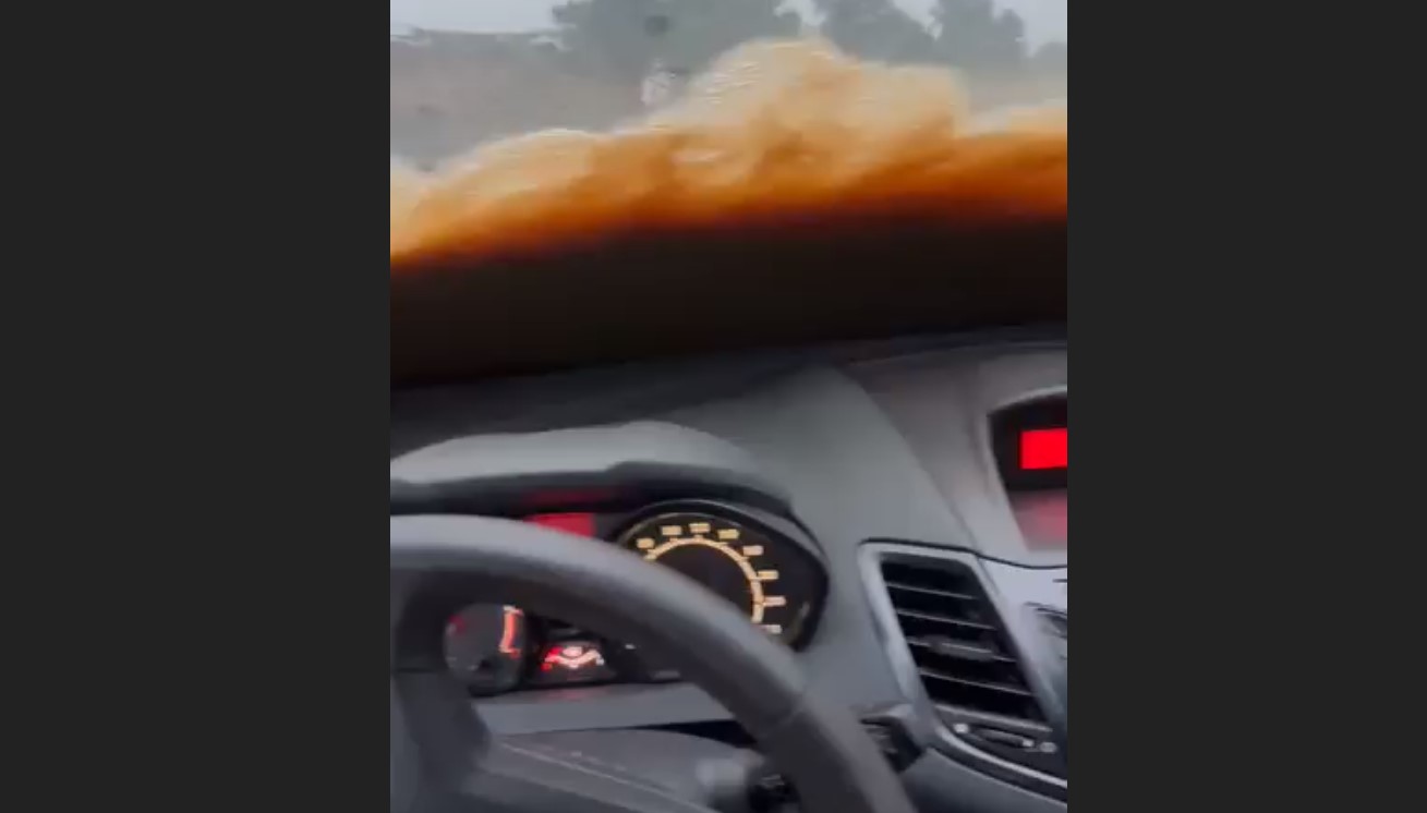 Σοκαριστικό βίντεο απ’ τη Χαλκιδική: Οδηγός βλέπει τον ορμητικό χείμαρρο να παρασύρει το ΙΧ του
