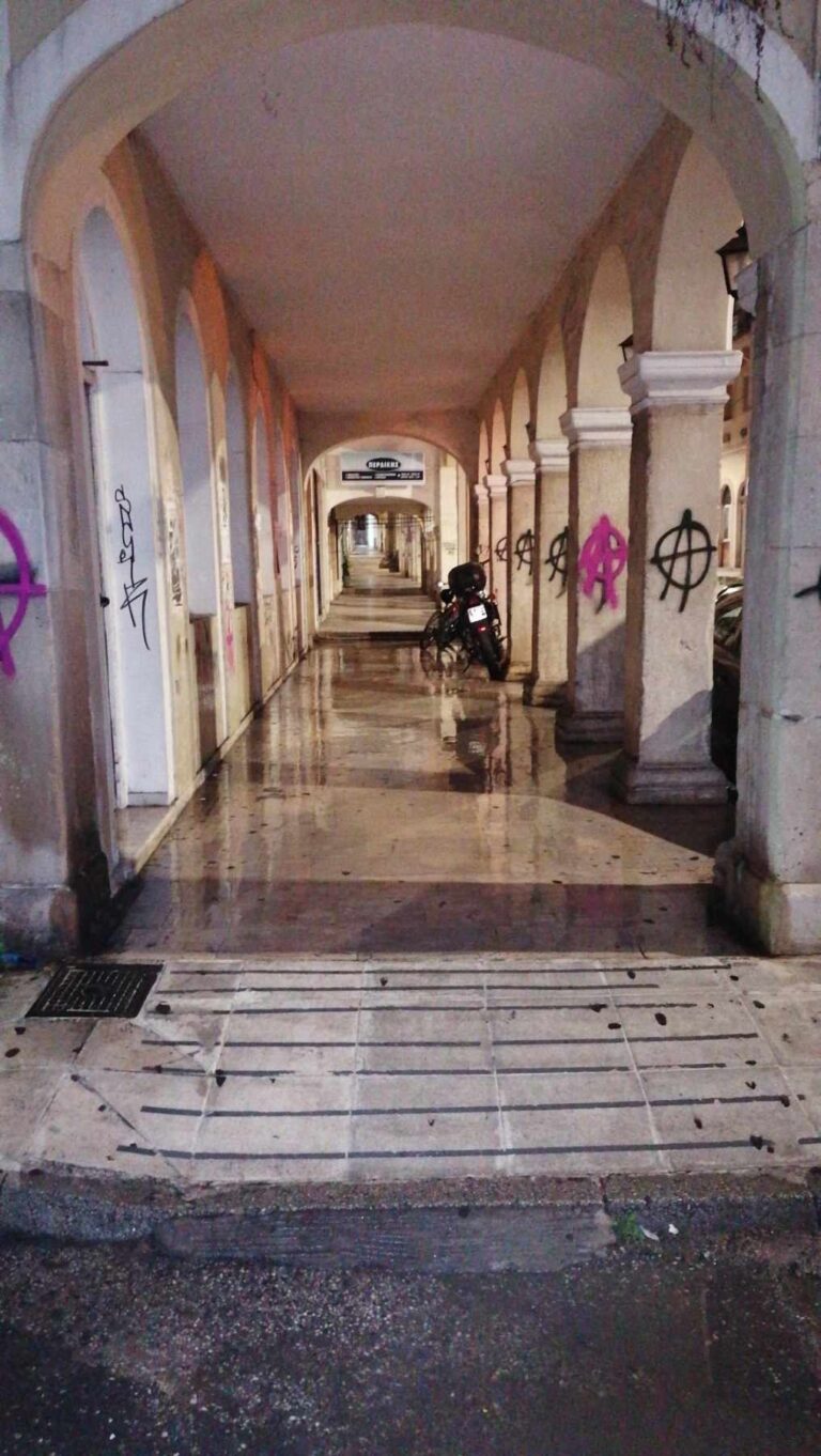 Κέρκυρα: Σε πλύση πεζοδρομίων προχώρησε ο Δήμος