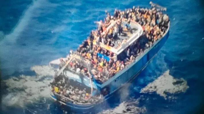 Πολύνεκρο ναυάγιο: Τα σενάρια για το τι προκάλεσε τη βύθιση του σκάφους