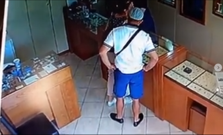 Ηράκλειο: Εκείνη έκανε την πελάτισσα και εκείνος άρπαζε ένα ακριβό βραχιόλι – Συνελήφθησαν στα Χανιά (video)