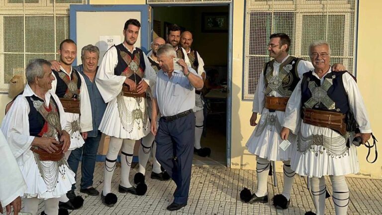 Αιτωλοακαρνανία: Πήγαν στην κάλπη με τις παραδοσιακές στολές, με νταούλια και ζουρνάδες