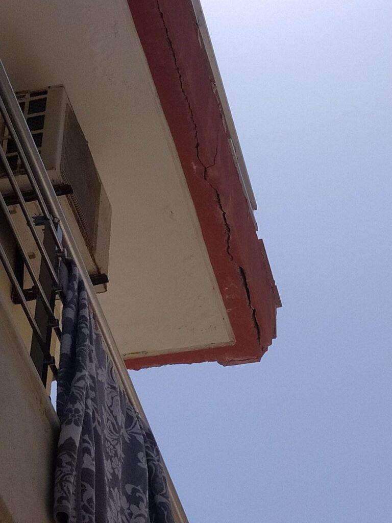 Ηράκλειο: Ανησυχία από την πτώση σοβάδων από μπαλκόνι στα Καμίνια