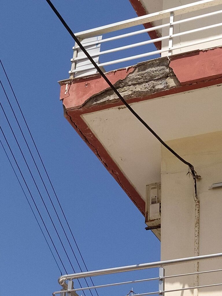 Ηράκλειο: Ανησυχία από την πτώση σοβάδων από μπαλκόνι στα Καμίνια