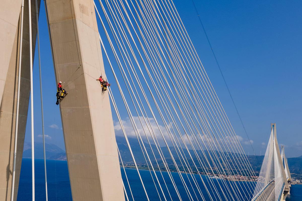 Πάτρα: Εντυπωσιακό θέαμα από ειδικευμένη ομάδα συντηρητών – αλπινιστών στη Γέφυρα