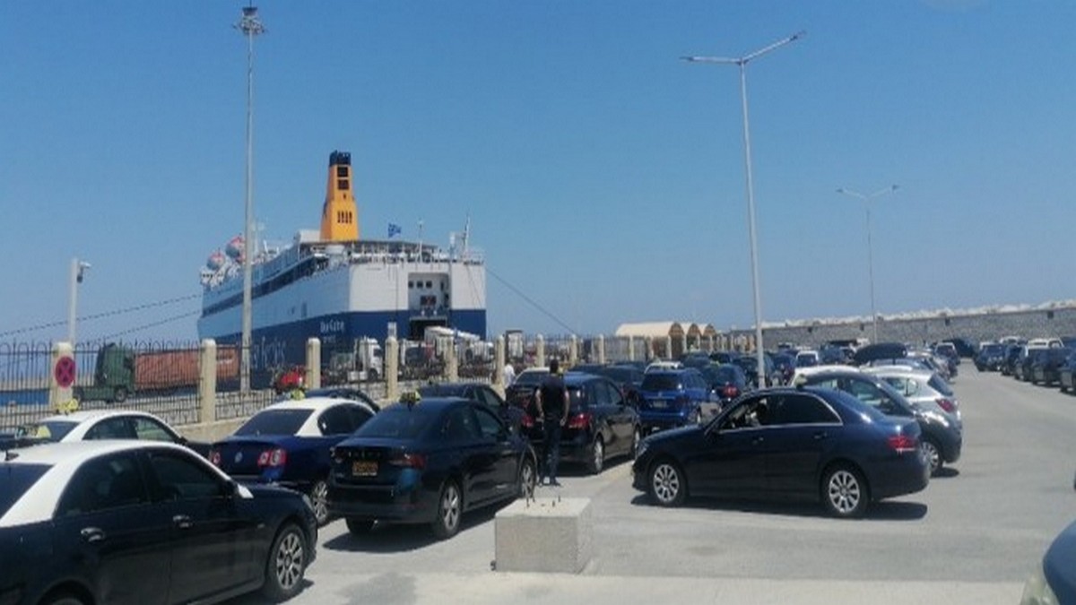Απέκλεισαν το λιμάνι οι ταξιτζήδες της Ρόδου – Προσπαθούν να εμποδίσουν την αποβίβαση αυτοκινήτων της Uber