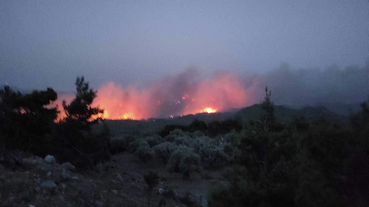 Εφιαλτική η νύχτα στη Ρόδο- Στη μάχη και το ελικόπτερο Μi 26 από την Ιορδανία