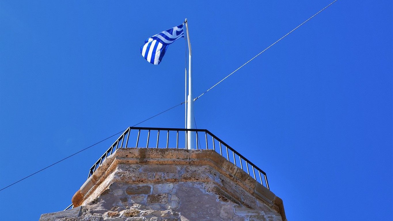 Μετά το ρεπορτάζ της ΕΡΤ άλλαξαν τη σκισμένη σημαία στο φρούριο Φιρκά