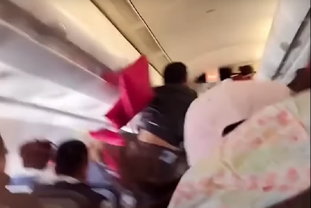 Τρόμος σε πτήση: Αροπλάνο «πέφτει» σε αναταράξεις και οι επιβαίνοντες εκτινάσσονται στον αέρα