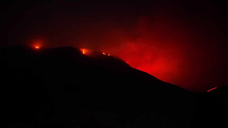 Πύρινος εφιάλτης ανά την Ελλάδα – Συναγερμός σε Κάρυστο, Αίγιο και Κέρκυρα