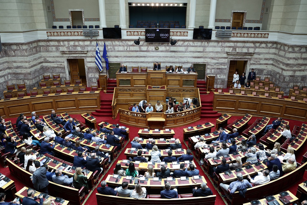 Βουλή: Στην Ολομέλεια το νομοσχέδιο για την ψήφο των αποδήμων και το ν/σ για το νέο μισθολόγιο στο δημόσιο και οι φοροαπαλλαγές