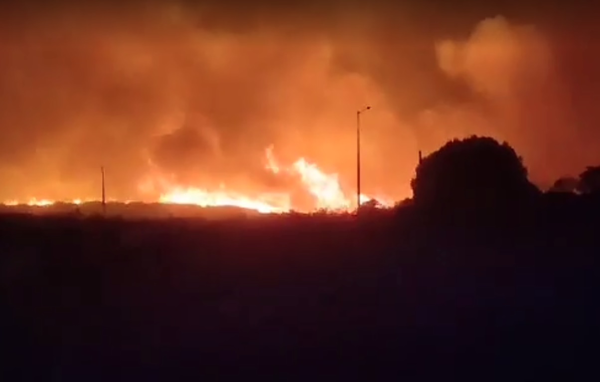 Ρόδος: Συνεχίζονται οι προσπάθειες για την κατάσβεση της πυρκαγιάς στο Γεννάδι – Δείτε βίντεο