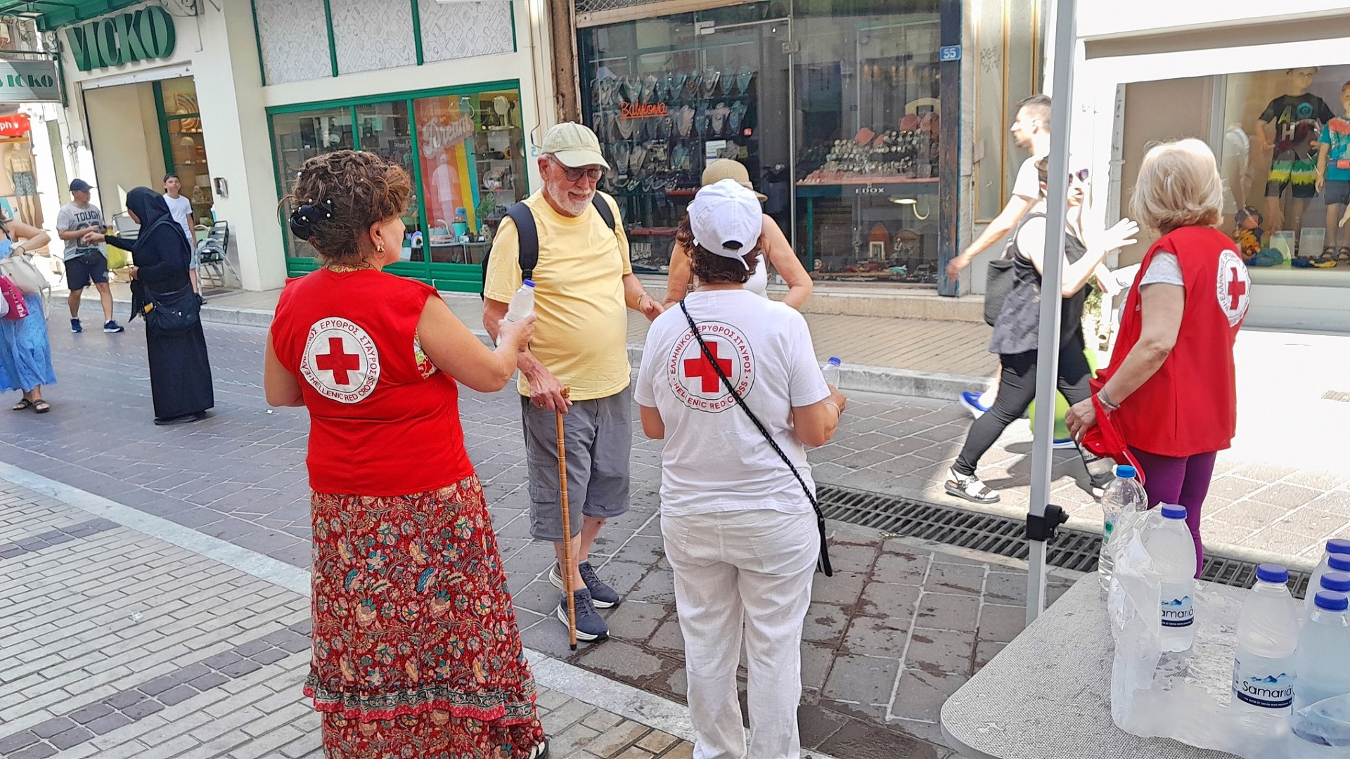 Ανάσα δροσιάς από τους εθελοντές του Ερυθρού Σταυρού Μυτιλήνης