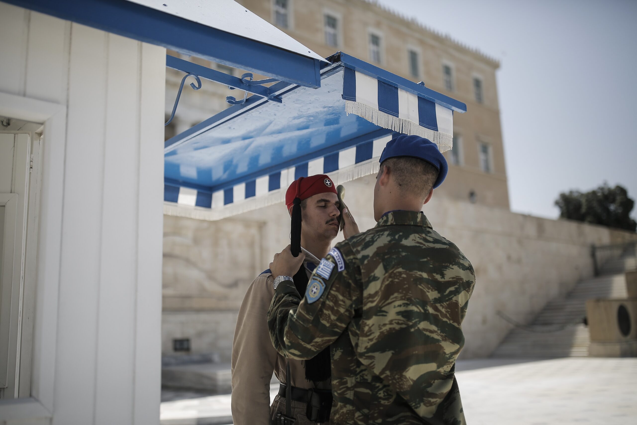 «Λιώνουν» οι Εύζωνες υπό τις υψηλές θερμοκρασίες – Αλληλεγγύη από τους συναδέλφους τους