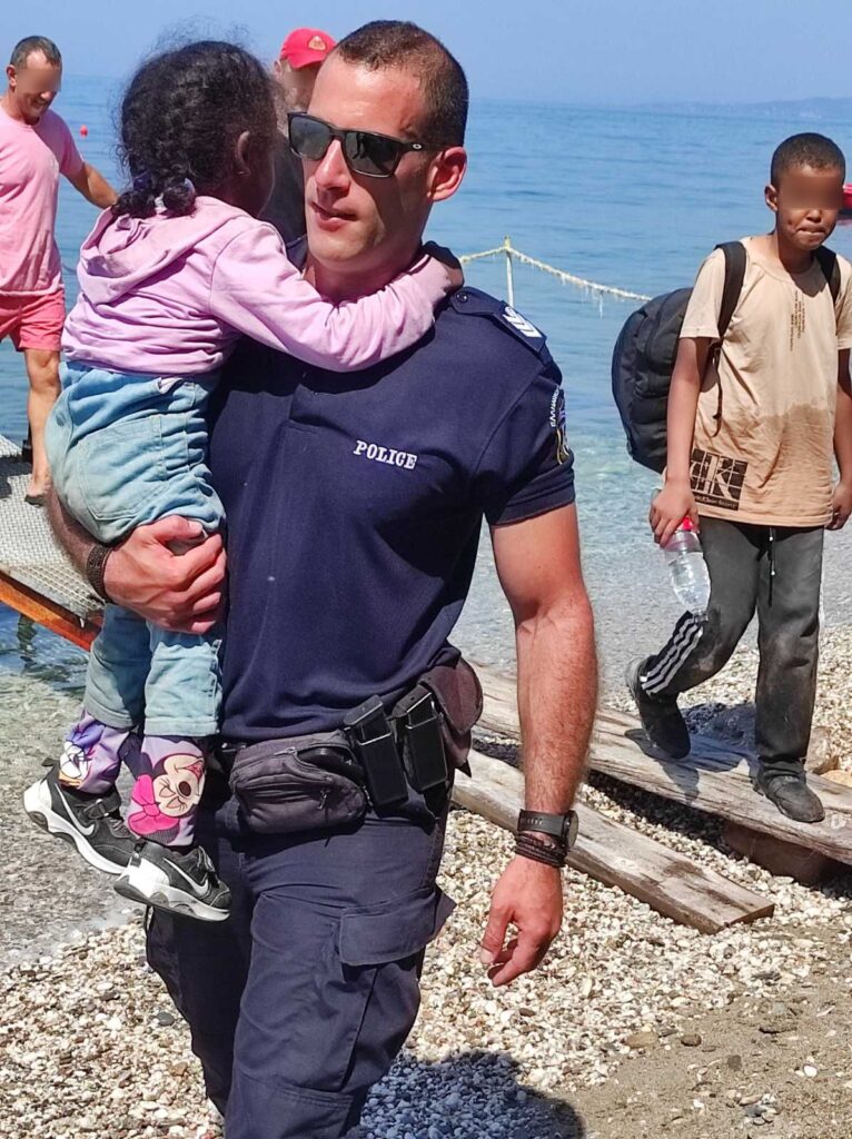 Λέσβος: Απεγκλωβισμός προσφύγων και μεταναστών από βραχώδη ακτή στο Πλωμάρι