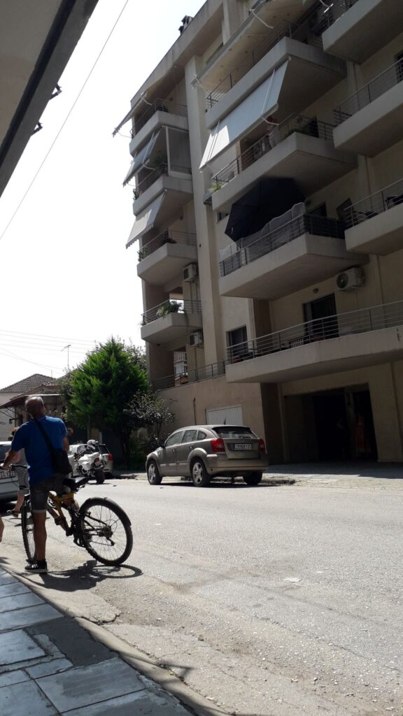Τρίκαλα: Έχασε την μάχη για τη ζωή η γυναίκα που έπεσε από 5ο όροφο πολυκατοικίας – Νοσηλευόταν διασωληνωμένη