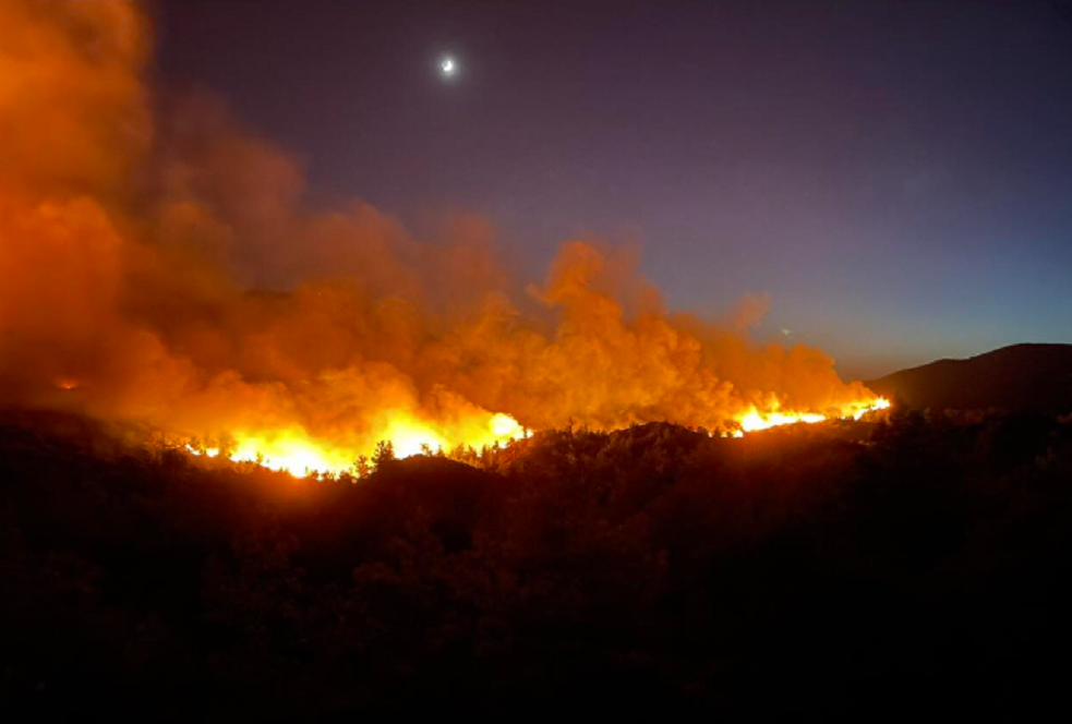 Κόλαση φωτιάς στη Ρόδο – Σε σχολεία, γυμναστήρια και πλοία οι απεγκλωβισθέντες