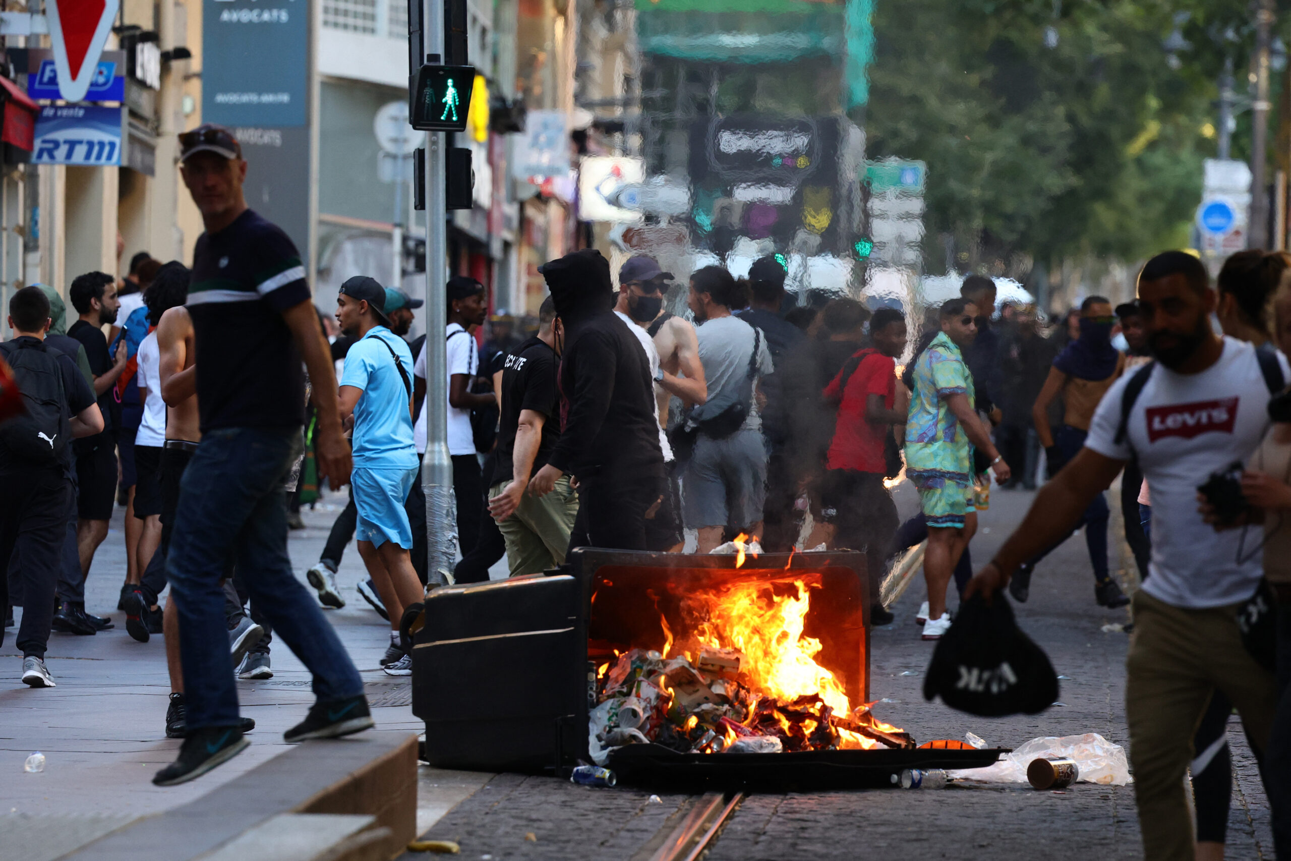 Σε σοκ η Γαλλία μετά την επίθεση σε σπίτι Δημάρχου – Συνεχίζεται το κύμα βίας με φωτιές, λεηλασίες και συλλήψεις