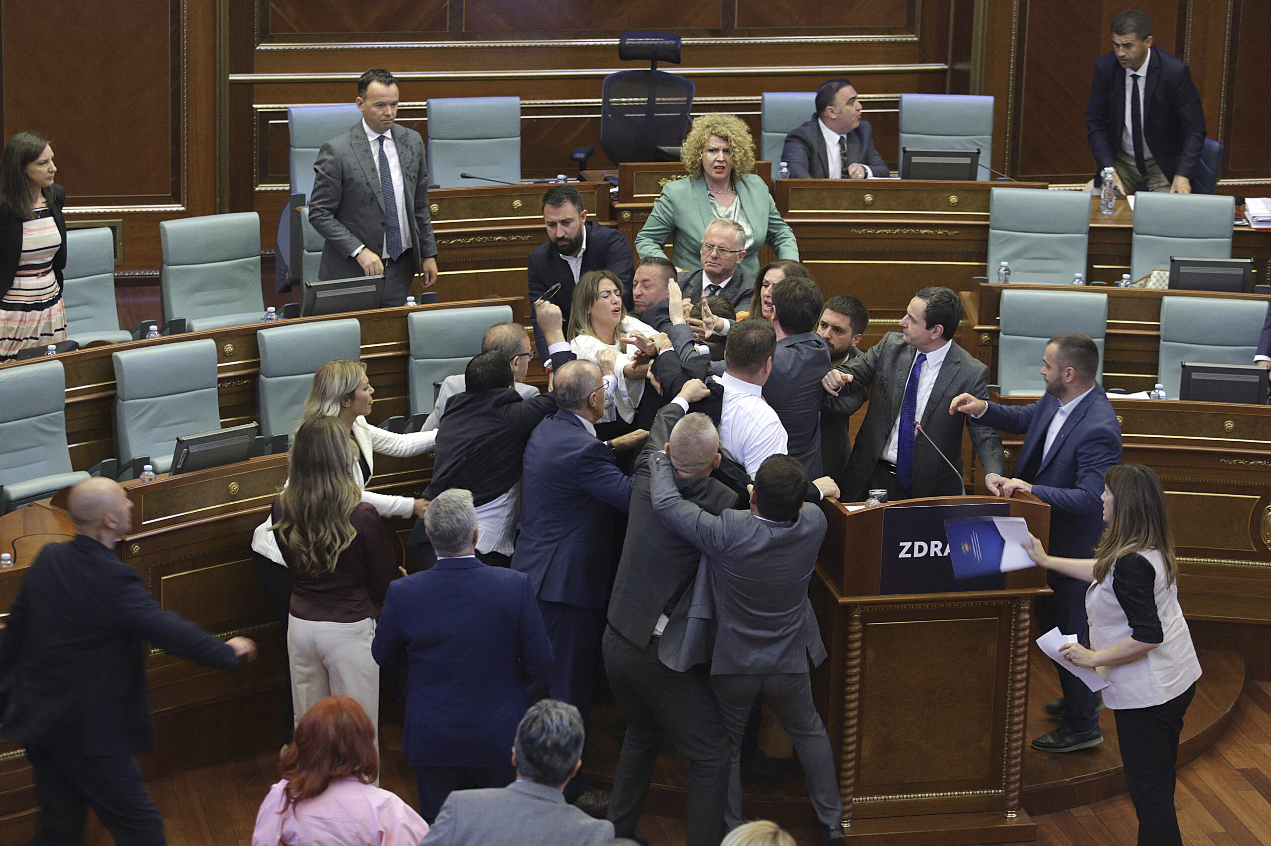 Πιάστηκαν στα χέρια βουλευτές της συμπολίτευσης κα της αντιπολίτευσης στην βουλή του Κοσόβου