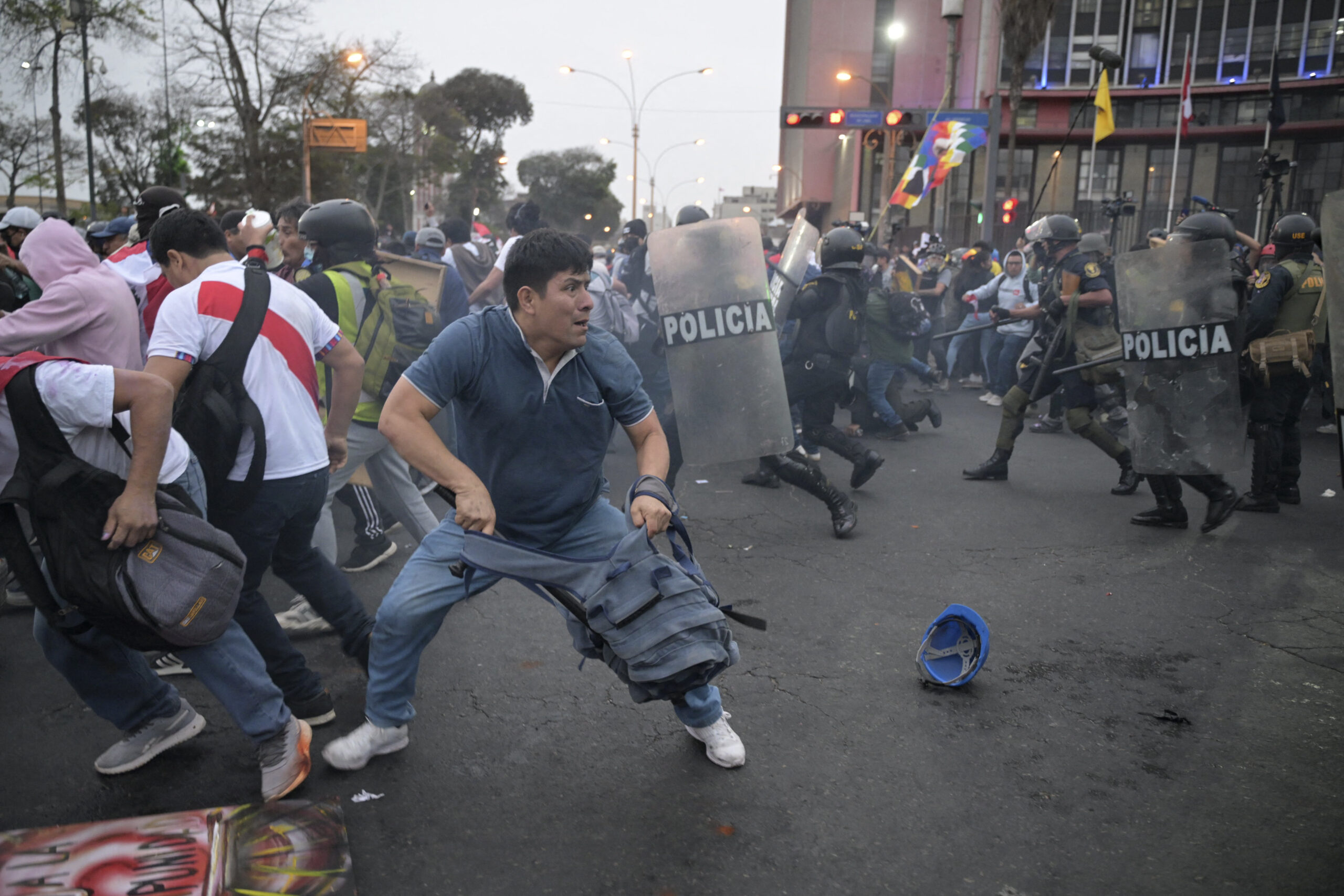 Οι Περουβιανοί επιστρέφουν στους δρόμους για να ζητήσουν την παραίτηση της Ντίνας Μπολουάρτε