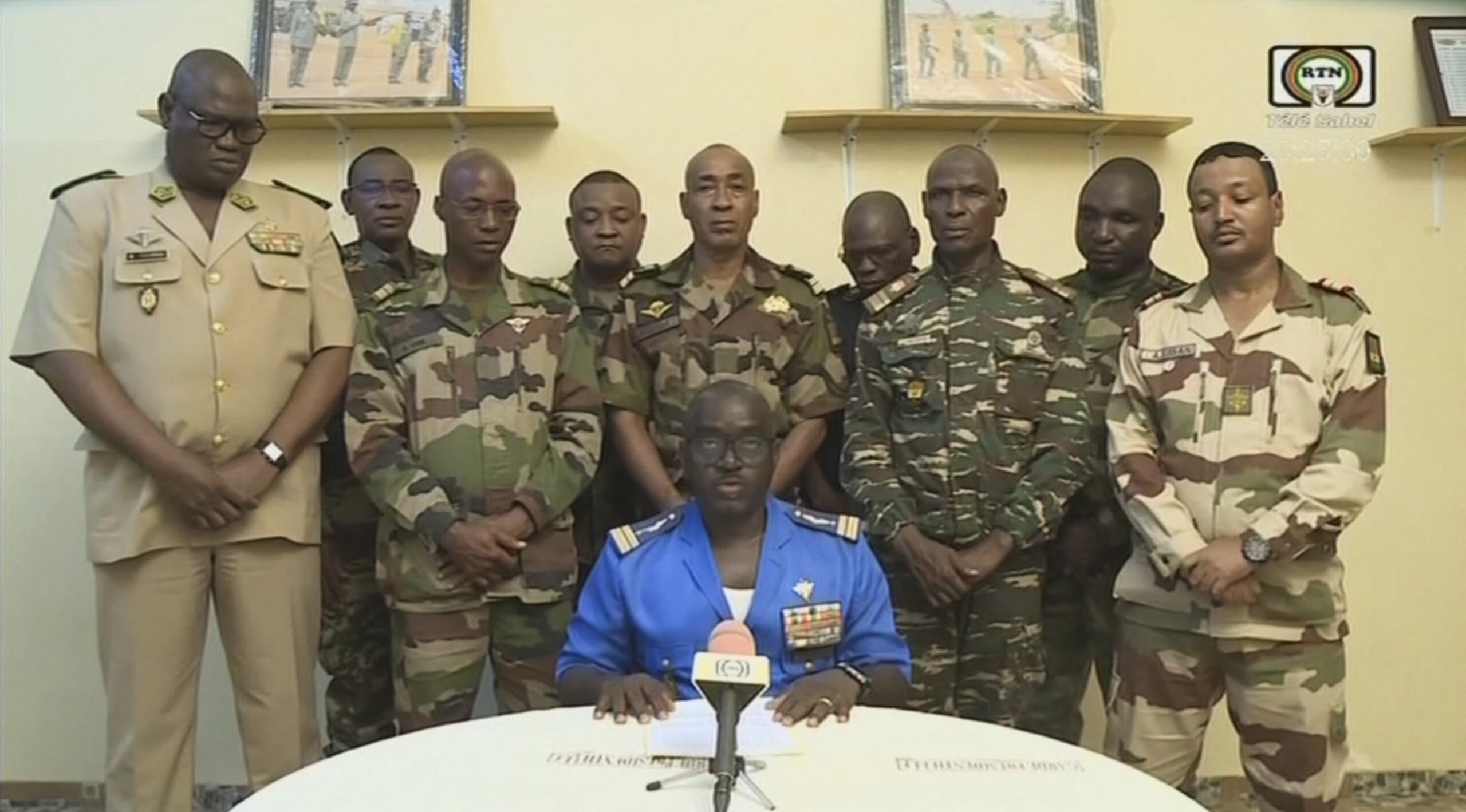 Νίγηρας: Ο επικεφαλής της προεδρικής φρουράς εμφανίστηκε ως πρόεδρος του μεταβατικού συμβουλίου – ΕΕ καταδικάζει το πραξικόπημα
