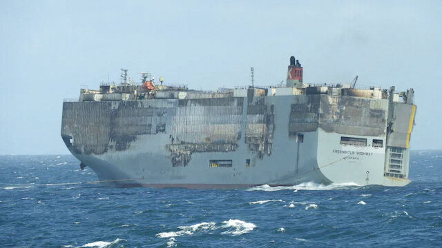 Ολλανδία: Το φορτηγό πλοίο στο οποίο είχε εκδηλωθεί πυρκαγιά, ρυμουλκήθηκε σε νέα προσωρινή τοποθεσία
