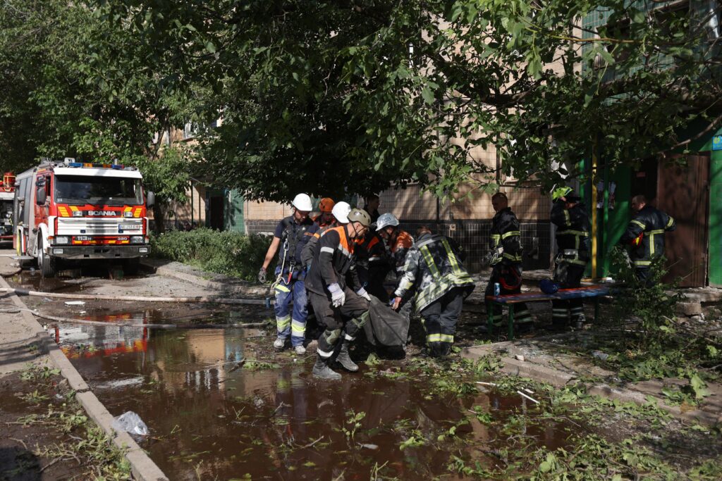 Πόλεμος στην Ουκρανία: Έξι νεκροί και 75 τραυματίες από ρωσικό πυραυλικό πλήγμα σε πολυκατοικία στην Κριβί Ριχ