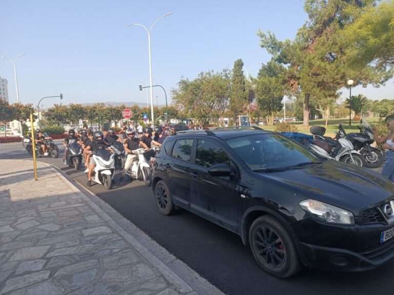 Διαμαρτυρία κατοίκων της οδού Διμηνίου στον Βόλο για την ακαταλληλότητα του δρόμου