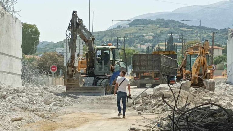 Πάτρα: Σταμάτησαν οι έρευνες – Δεν βρέθηκαν εγκλωβισμένοι στα συντρίμμια της γέφυρας (βίντεο)