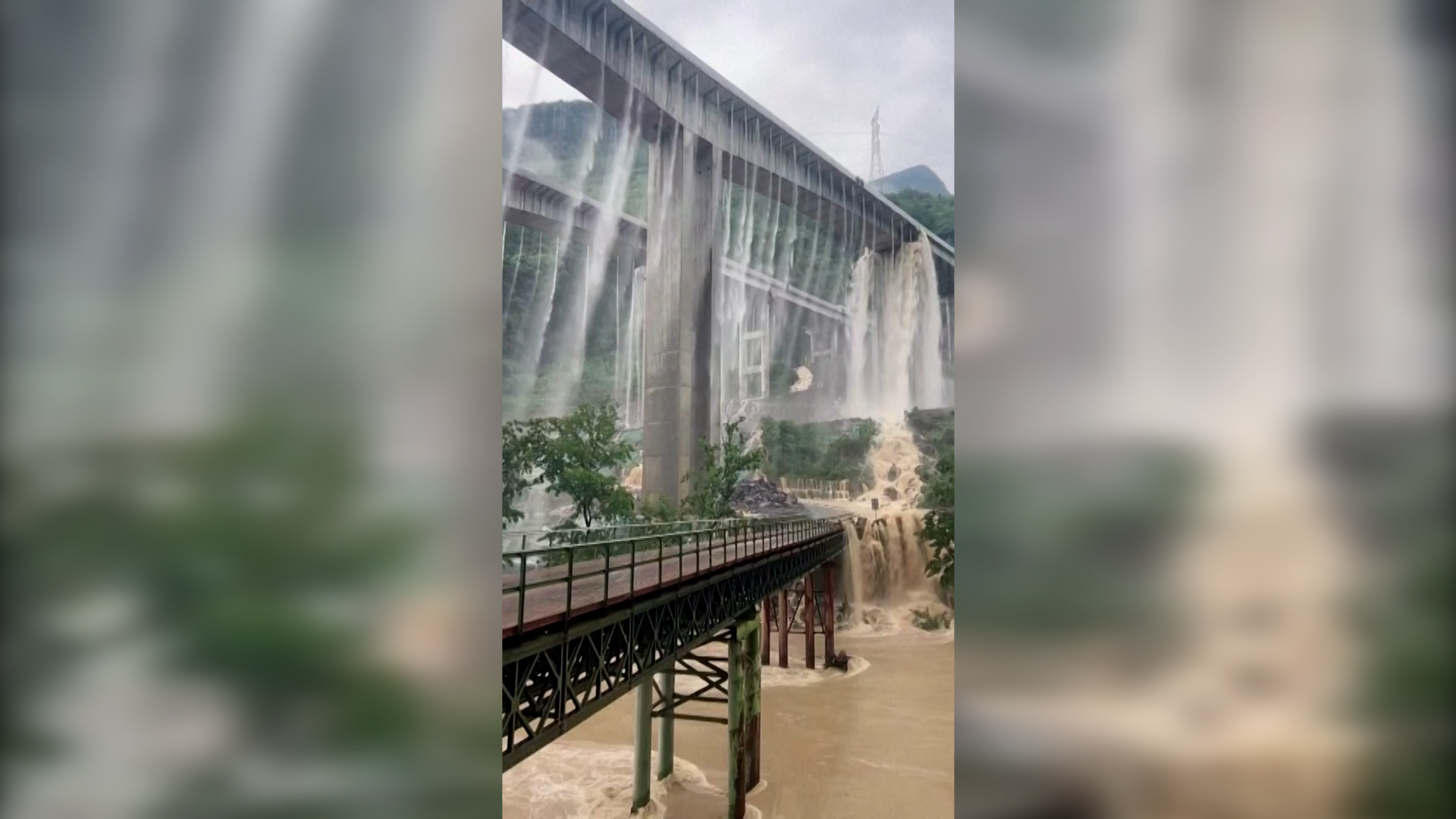 Βίντεο: Γιγάντιοι «καταρράκτες» σχηματίστηκαν σε γέφυρα στην Κίνα μετά από δυνατή βροχή