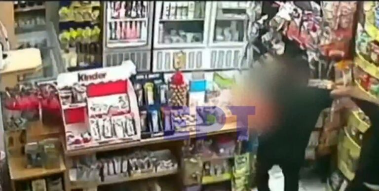 Βίντεο ντοκουμέντο: 58χρονη ιδιοκτήτρια μίνι μάρκετ στο Χολαργό πάλεψε με ληστή και τον κυνήγησε