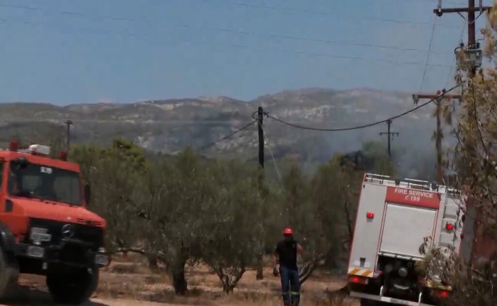 Λουτράκι: Αναζωπυρώσεις στη Γλυκιά Ζωή – Από αέρος και εδάφους επιχειρούν οι πυροσβέστες