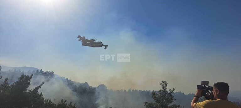 Σε ύφεση η πυρκαγιά στη Ρόδο – Μάχη με τις αναζωπυρώσεις