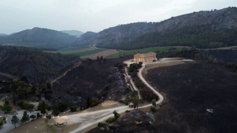 Σικελία: Πλάνα από drone δείχνουν την καταστροφή γύρω από τον αρχαίο ναό της Σεγέστας