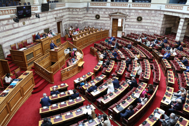 Προγραμματικές δηλώσεις: Αντιπαράθεση για τα Τέμπη, τη Δικαιοσύνη και την ακρίβεια τη δεύτερη μέρα