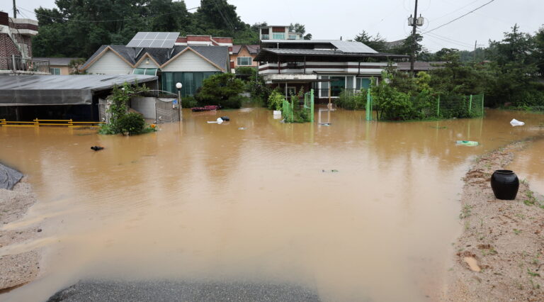 Στους 41 έφθασαν οι νεκροί από τις πλημμύρες στη Νότια Κορέα