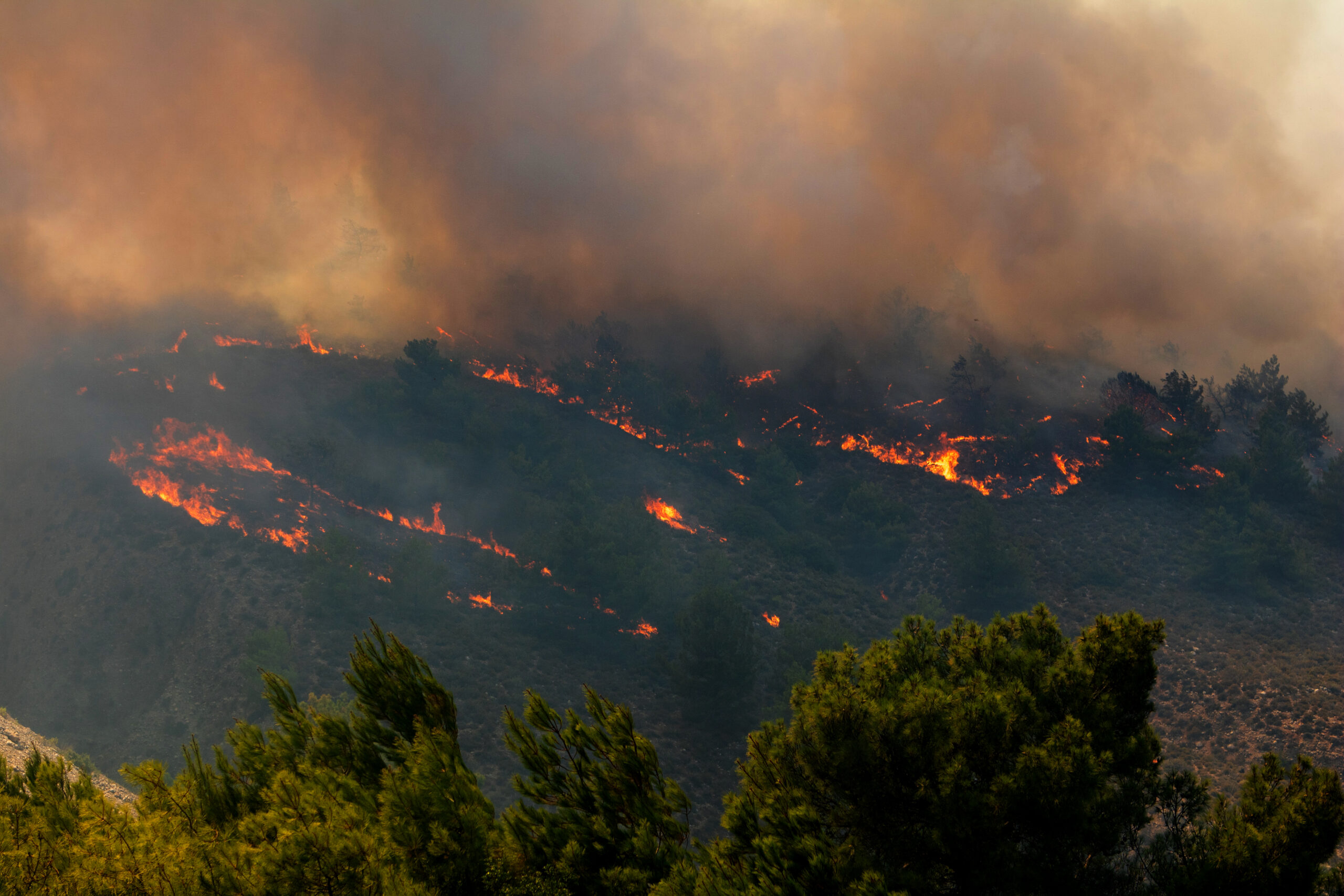 Πύρινη κόλαση χωρίς τέλος στη Ρόδο – Μάχη σε Μαλώνα και Μάσσαρι